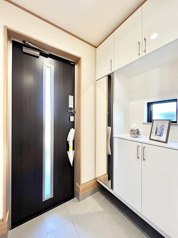 〜Entrance〜　下駄箱ミラー付なので、お出かけ前の身だしなみチェックに◎♪玄関はお客様をお出迎えする一番最初の場所、帰ってくる時に入る最初の場所。そんな場所だからこそ、より良い空間に…♪