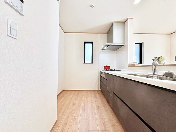 〜Kitchen〜　自然光が入る窓のあるキッチン☆毎日使う場所だからこそ、使い勝手を考慮しました。ゆったりとしたキッチンコーナーは質感豊かな仕上がりとなっております。