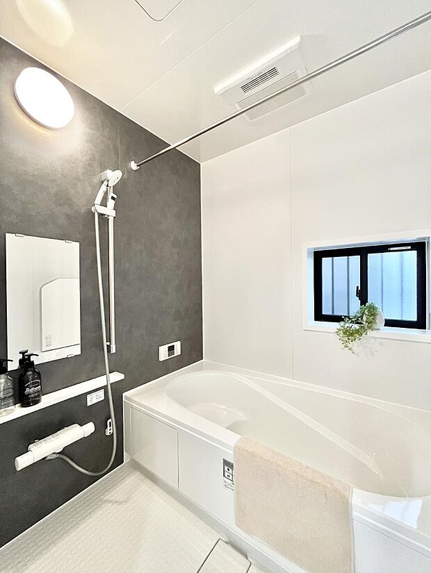 〜Bath Room〜　ゆったりと足を伸ばして入浴することが可能！一日の疲れを癒す貴重なバスタイムです。お子様とご一緒でも十分な広さなので、リビングとは違った家族団欒のひと時をお楽しみいただけます。
