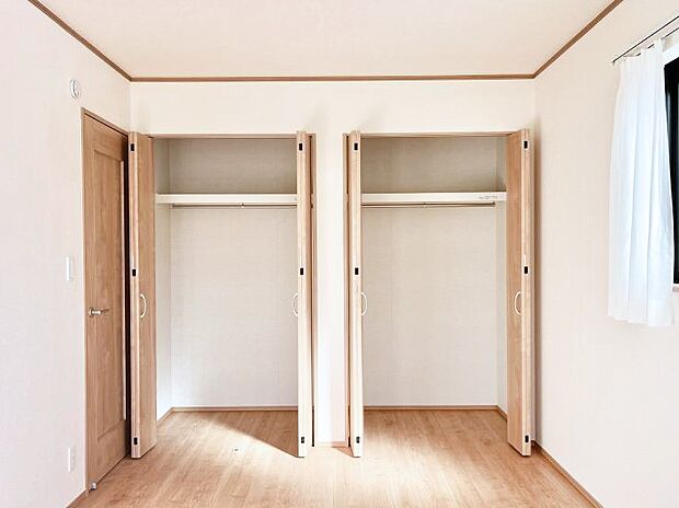 〜Closet〜　壁面クローゼットがあればタンスを置く必要がなく、出っ張りのないスッキリ空間を維持できます。限られたスペースを有効に活用できそう。季節の衣類や趣味の品などたっぷり収納出来ますね♪