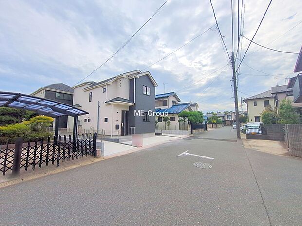 〜Exterior〜 前面道路:北西 6m 公道 前面道路は閑静な住宅地をはしる車通りの少ない道路。駐車の出し入れもらくらくです!ご不明点・現地見学のご希望は、お気軽にお問い合わせください!