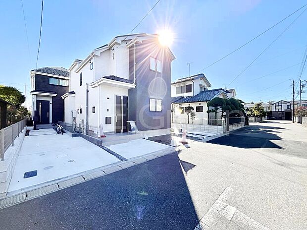 〜Exterior〜　前面道路：北西 6m 公道　前面道路は閑静な住宅地をはしる車通りの少ない道路。駐車の出し入れもらくらくです！ご不明点・現地見学のご希望は、お気軽にお問い合わせください！