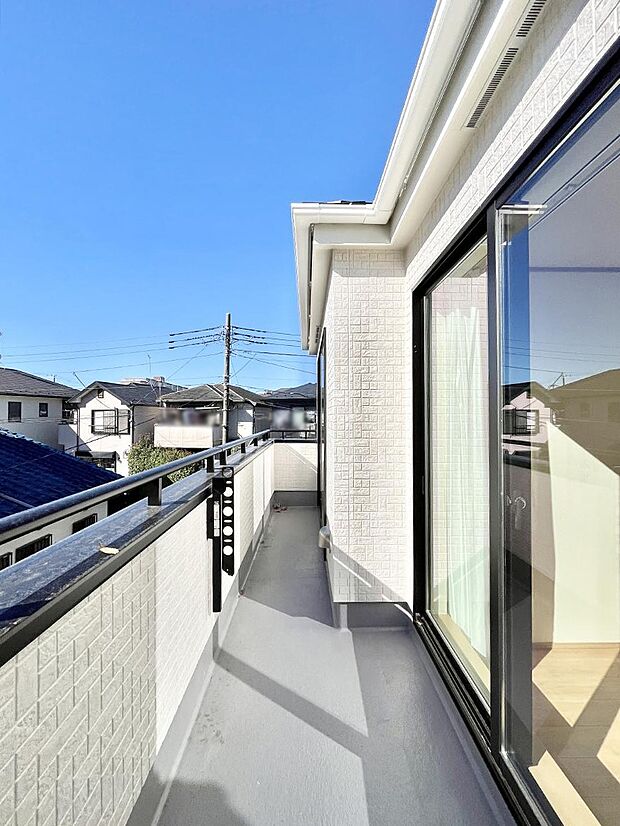 〜Balcony〜  バルコニーは温かい陽がさしこみ、お布団や洗濯物を気持ちよく干すことができます。  使いやすく開放的なバルコニーです♪陽ざしがたっぷり降り注ぐ、バルコニー付き住まい。  