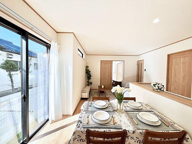 〜Living〜　飽きの来ないシンプルでおしゃれなLDK。大きな窓から日差しが差し込むので室内も明るく、家族の憩いの場としてピッタリです。開放感と日当たりの良さを是非ご覧ください！