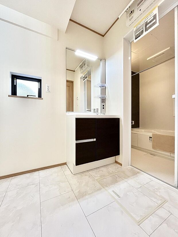 〜Dressing Room〜　暗くなりがちな洗面所も窓があると採光と換気が可能なので気持ちよくお使い頂けます。三面鏡タイプの洗面台は鏡裏収納で散らかりがちな洗面所もスッキリ♪