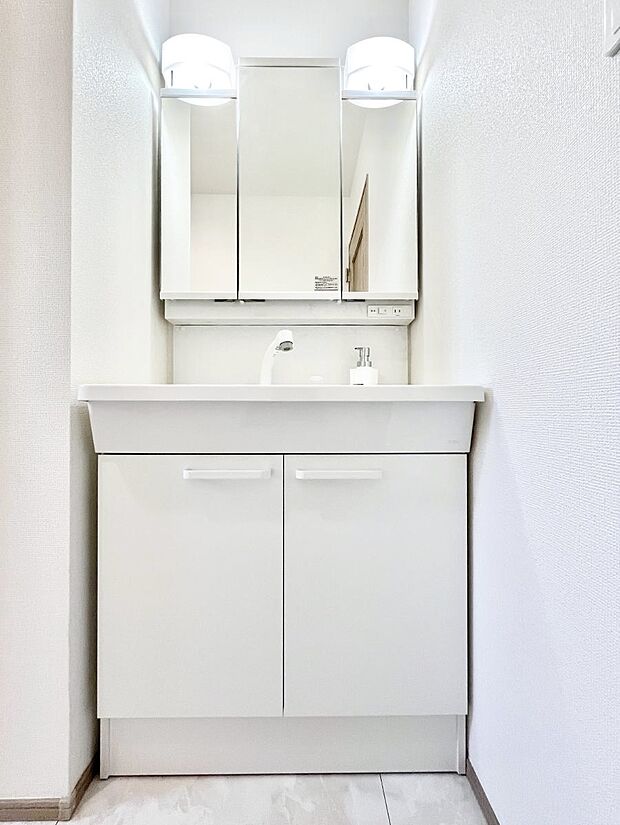 大きく見やすい三面鏡で清潔感ある洗面台は、身だしなみチェックや肌のお手入れにおすすめです。