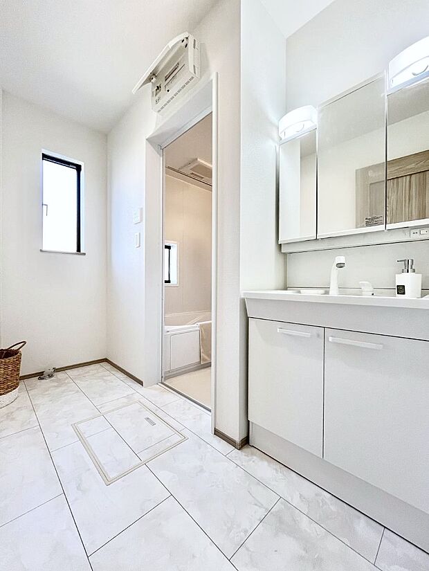 小窓がついているので湿気の多い場所でも換気が十分行えます。毎日の身支度を気持ち良く!