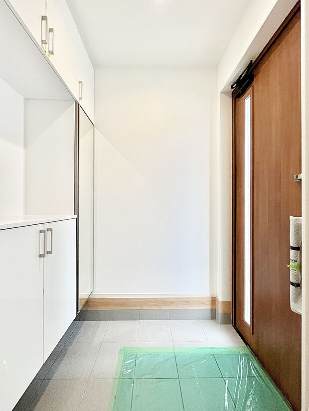 ガラススリットの入った玄関ドアが室内に光を届けてくれます