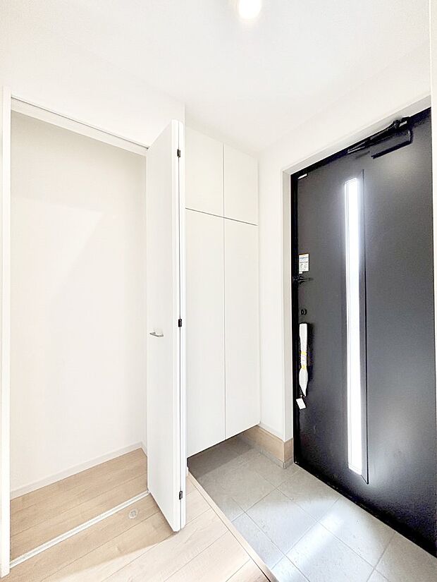 ～Entrance～　玄関は家の顔といわれますが我が家のセンスをさりげなく感じさせる魅力ある玄関造りも楽しみの一つ。帰宅する度に家族がほっとできる心地よい空間造りも大切ですね♪