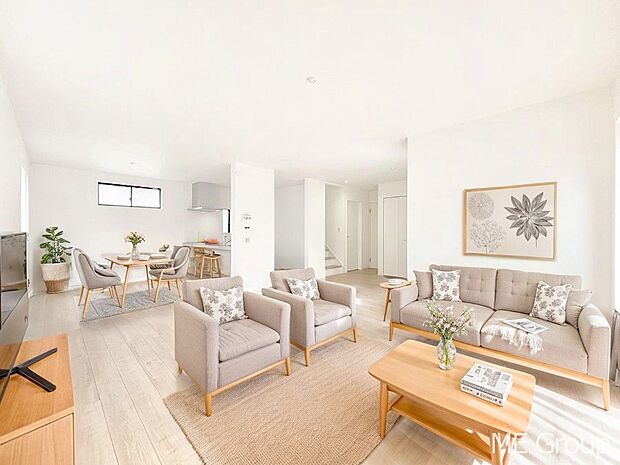 ～Living～　リビングに階段のある間取りです♪家族のコミュニケーションがスムーズに取れますね♪ゆとりある暮らしと心地よい住環境が紡ぐ贅沢な時間をご家族みんなでお過ごし下さい。　※家具はCGです