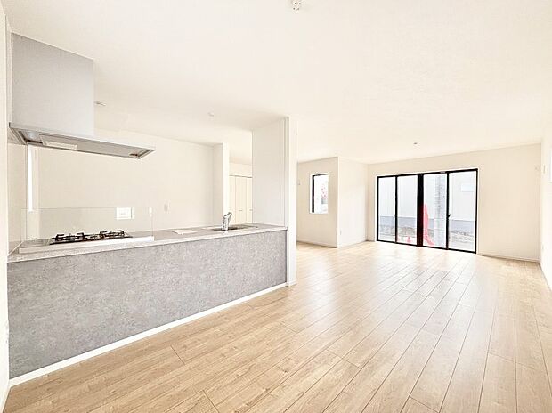 ～Living～　飽きの来ないシンプルでおしゃれなLDK。大きな窓から日差しが差し込むので室内も明るく、家族の憩いの場としてピッタリです。開放感と日当たりの良さを是非ご覧ください！