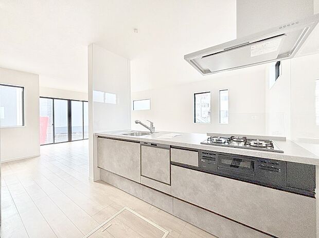 ～Kitchen～  リビングが見渡せるカウンターキッチン。  料理をしながら家族とコミュニケーションをとれるだけでなく、大きな開放感も得ることができます。  お子様の成長も感じることができますね！