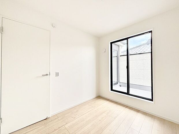 ～Bed Room～　子供部屋はお子様にとって大変重な役割があります。子供一人で過ごす空間を与えることで、宿題や勉強時間も自然と増えまた自ら部屋の片付けや掃除なども促すことに繋がります。