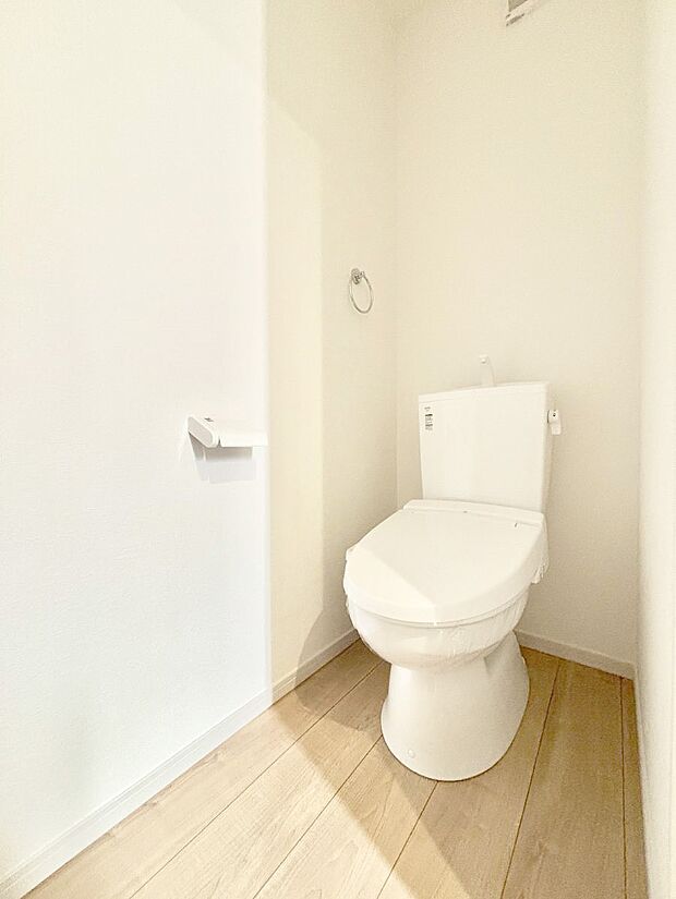 ~Toilet~ 綺麗・スッキリ・快適なウォシュレット付トイレでくつろげる空間です。トイレは毎日使わざるを得ないもの。いつも清潔を保ちたいですね。トイレが2ヶ所あるので朝の混雑時に便利です!