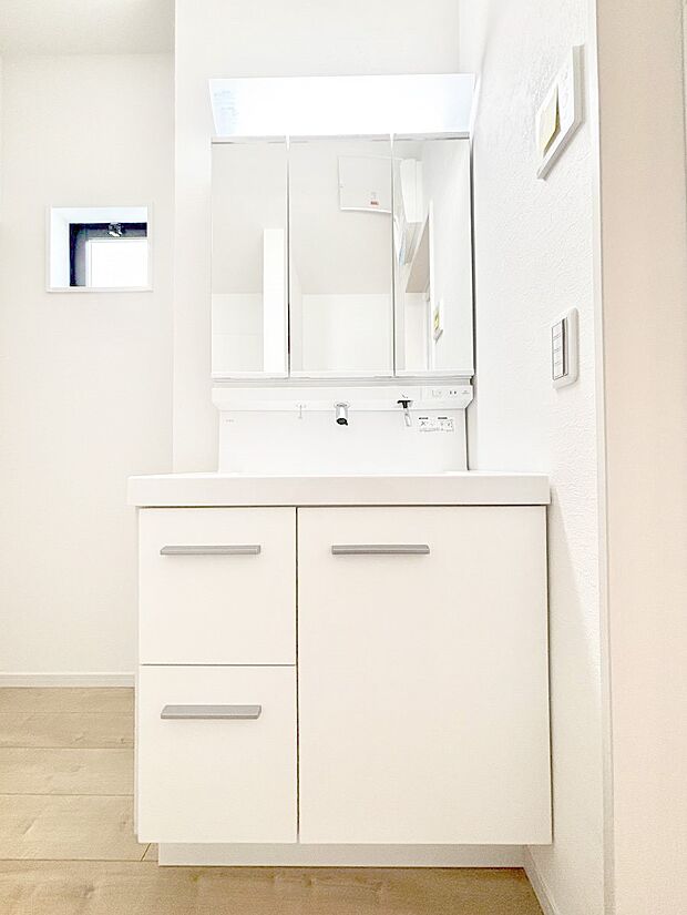 〜Dressing Room〜 清潔感溢れる色合いで統一されていると、スッキリと整った印象をうけます。 鏡の裏にはたっぷりと収納スペースを標準装備! 水廻りは、シンプルかつ機能性を重視して。