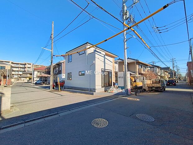 〜Exterior〜　前面道路：角地 ： 西 5.89m 私道、南 4.95m 公道　角地により陽当り・風通し良好です。一戸建てだからこそ実現可能な車庫2台。  