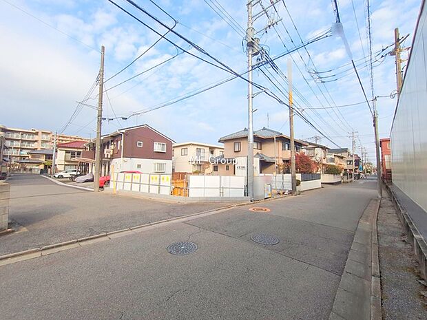 〜Exterior〜 前面道路:角地 : 西 5.89m 私道、南 4.95m 公道 角地により陽当り・風通し良好です。一戸建てだからこそ実現可能な車庫2台。