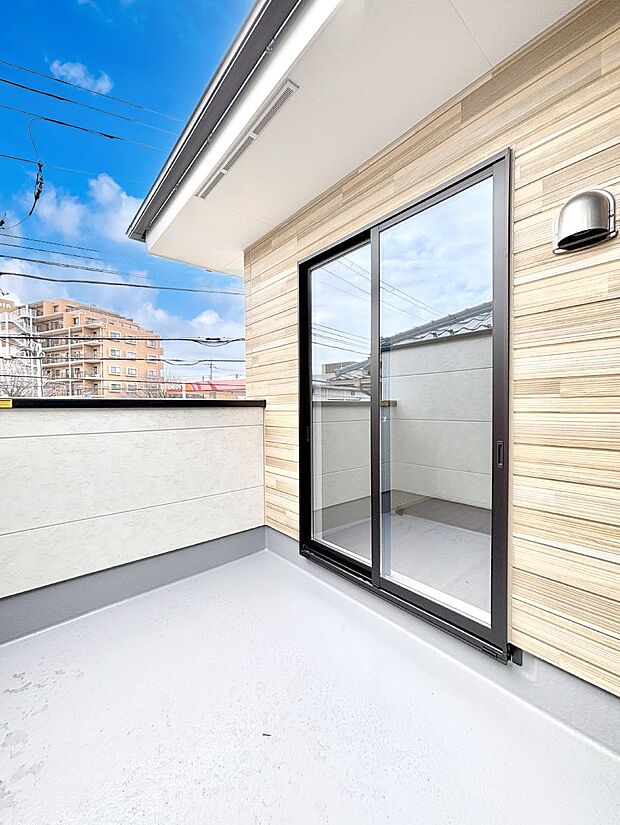 〜Balcony〜 南向きのバルコニーの前には雲以外に太陽を遮るものがありません。お洗濯物も乾きやすく、何より明るく気持ちのいい光が入ってきます。使いやすく開放的なバルコニーです♪