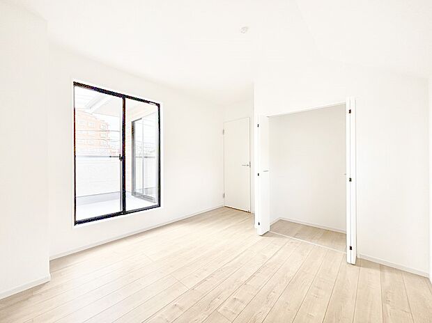 ~Bed Room~ バルコニーからの採光で朝もスッキリ目が覚めそうですね!穏やかな光が差し込む室内には、穏やかな時間が流れます。休日には、落ち着いた空間で自分の趣味を楽しむのはいかがですか。