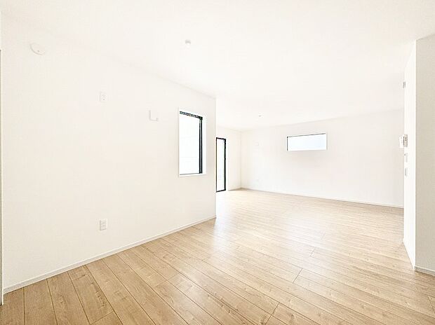 ~Living~ 家族の一体感を感じられる広々としたスペース。家族と過ごす時間を大切にする方にピッタリのゆとりの住空間です。お子様が走り回っても安心して見守れます。家族の笑い声が今にも目に浮かびます。