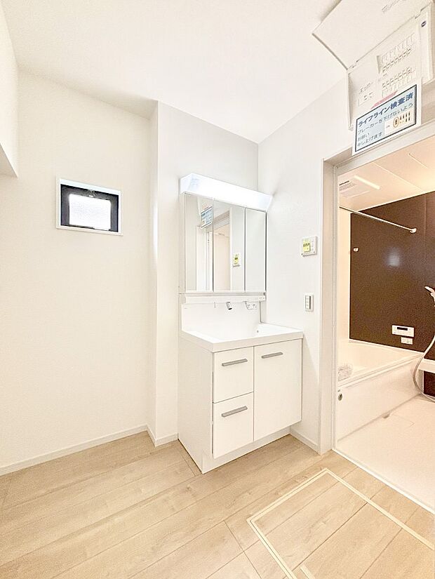 ~Dressing Room~ 暗くなりがちな洗面所も窓があると採光と換気が可能なので気持ちよくお使い頂けます。三面鏡タイプの洗面台は鏡裏収納で散らかりがちな洗面所もスッキリ♪