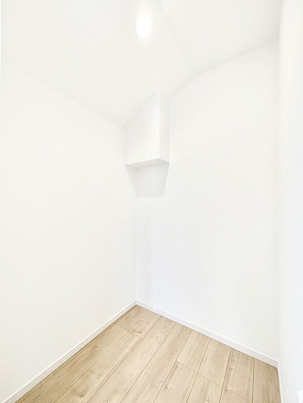 ～Walk-in Closet～　必要なものやコーディネートを一覧して確認でき、身支度や準備が短時間で済むウォークインクローゼットを設置しました。家の中をすっきりとさせる便利な収納スペースです。