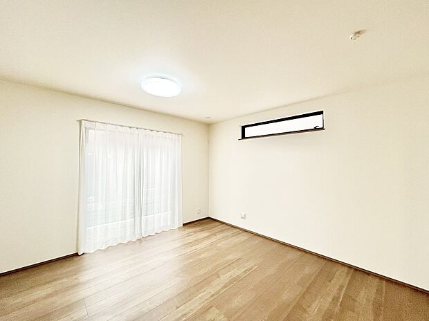 ◆A号棟◆~Living~ 飽きの来ないシンプルでおしゃれなLDK。大きな窓から日差しが差し込むので室内も明るく、家族の憩いの場としてピッタリです。開放感と日当たりの良さを是非ご覧ください!