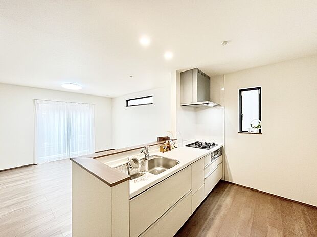 ◆A号棟◆~Kitchen~ 自然光が入る窓のあるキッチン☆毎日使う場所だからこそ、使い勝手を考慮しました。ゆったりとしたキッチンコーナーは質感豊かな仕上がりとなっております。