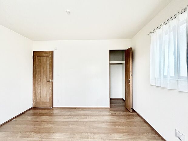 ◆A号棟◆~Bed Room~ マンションと違い部屋数が多いのが戸建てのメリットです。ご家族が増えたことで手狭に感じていた住まいも戸建てでは各居室プライバシーを保つことができます。