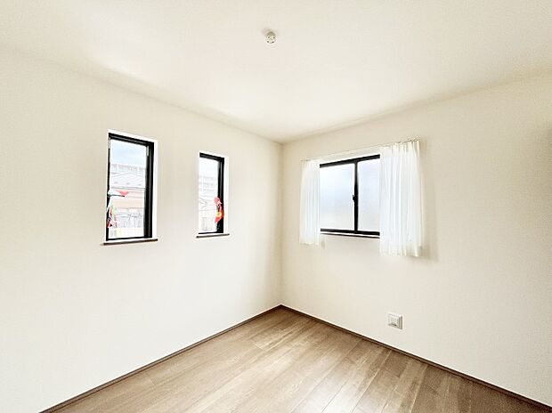 ◆A号棟◆~Bed Room~ 子供部屋はお子様にとって大変重な役割があります。子供一人で過ごす空間を与えることで、宿題や勉強時間も自然と増えまた自ら部屋の片付けや掃除なども促すことに繋がります。