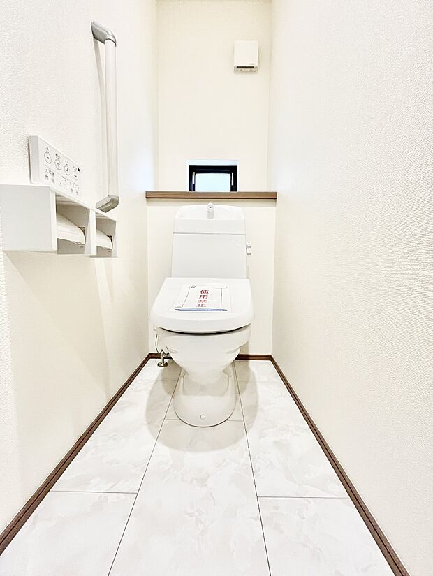 ◆A号棟◆~Toilet~ 清潔感のある水回り♪トイレはウォシュレット付きです◎トイレは毎日使わざるを得ないもの。いつも清潔を保ちたいですね。トイレが2ヶ所あるので朝の混雑時に便利です!