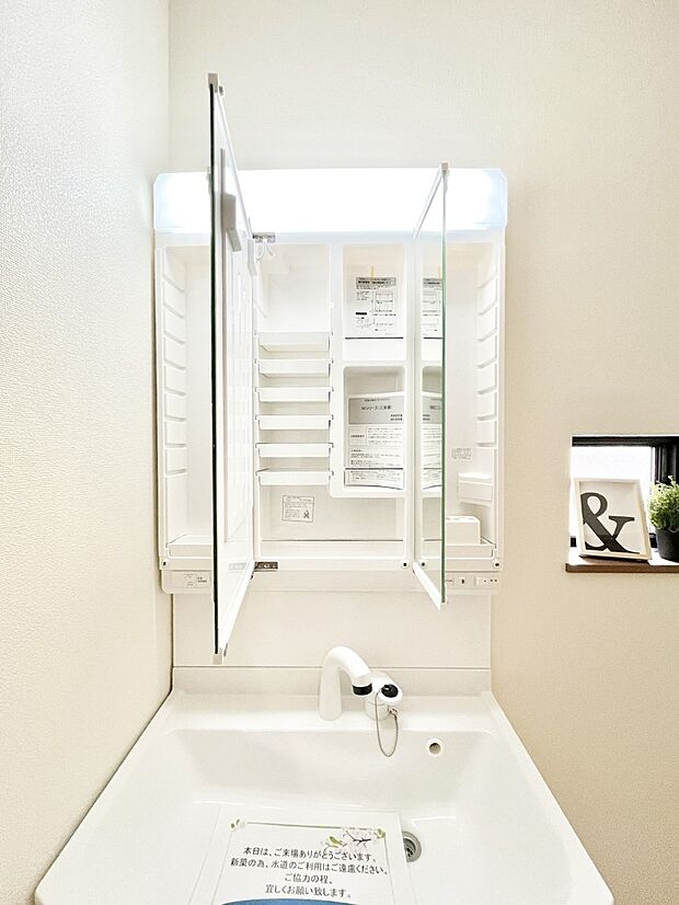 ◆A号棟◆三面鏡の裏に、化粧品や衛生用品などを収納可能。洗面台をすっきりと保ちます!