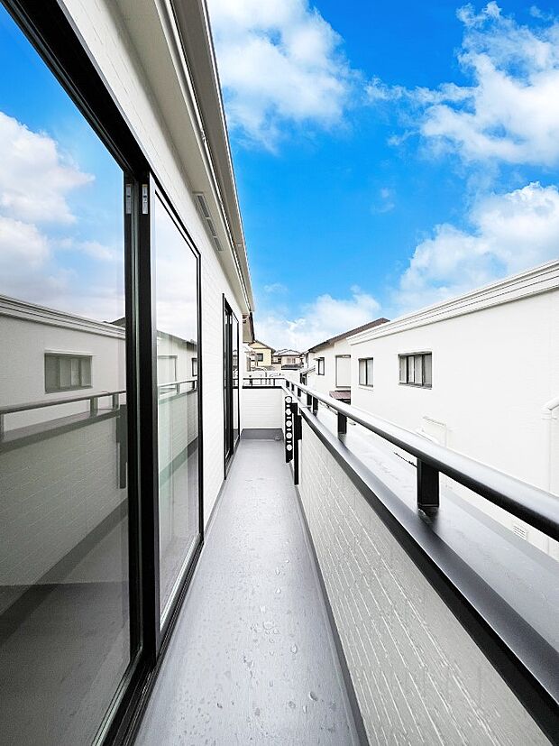 ◆A号棟◆~Balcony~ 南向きのバルコニーの前には雲以外に太陽を遮るものがありません。お洗濯物も乾きやすく、何より明るく気持ちのいい光が入ってきます。使いやすく開放的なバルコニーです♪