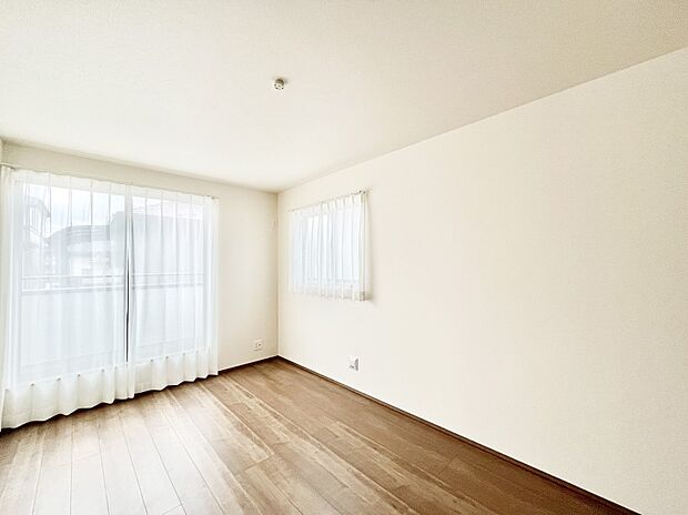 ◆A号棟◆~Bed Room~ 「今日も一日お疲れ様」とご夫婦でゆったりくつろげる寝室。毎日の家事やお仕事に疲れた日はフカフカのベットで癒されてください。テレビや本棚をおいても快適な広さが自慢♪