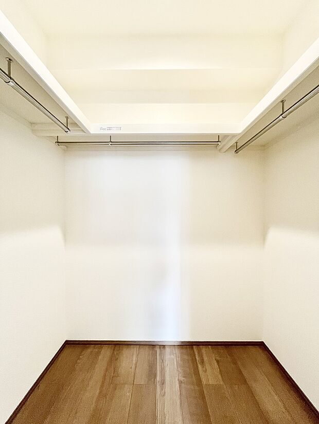◆A号棟◆~Walk-in Closet~ たくさんの洋服をかけてもシワになりにくいウォークインクローゼット。洋服以外にも、普段使わない家電やスーツケース、ストック品など何でも片付く嬉しい空間です。