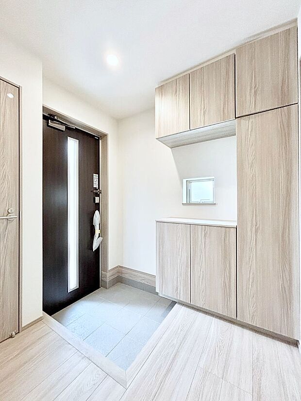 ガラススリットの入った玄関ドアが室内に光を届けてくれます