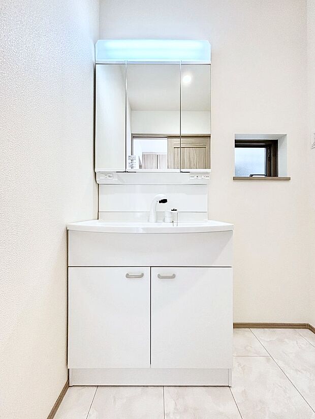 大きく見やすい三面鏡で清潔感ある洗面台は、身だしなみチェックや肌のお手入れにおすすめです。 