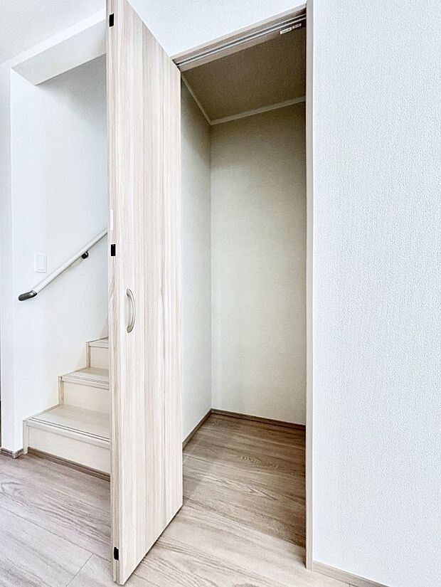 リビング収納。ここに収納があると物が集まるLDKがスッキリ片付きそうですね。  