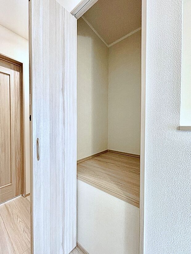 廊下収納。掃除道具や季節の小物を収納することができます。