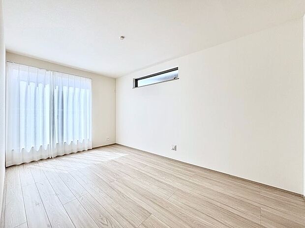 バルコニーが開放感をプラスしてくれる洋室