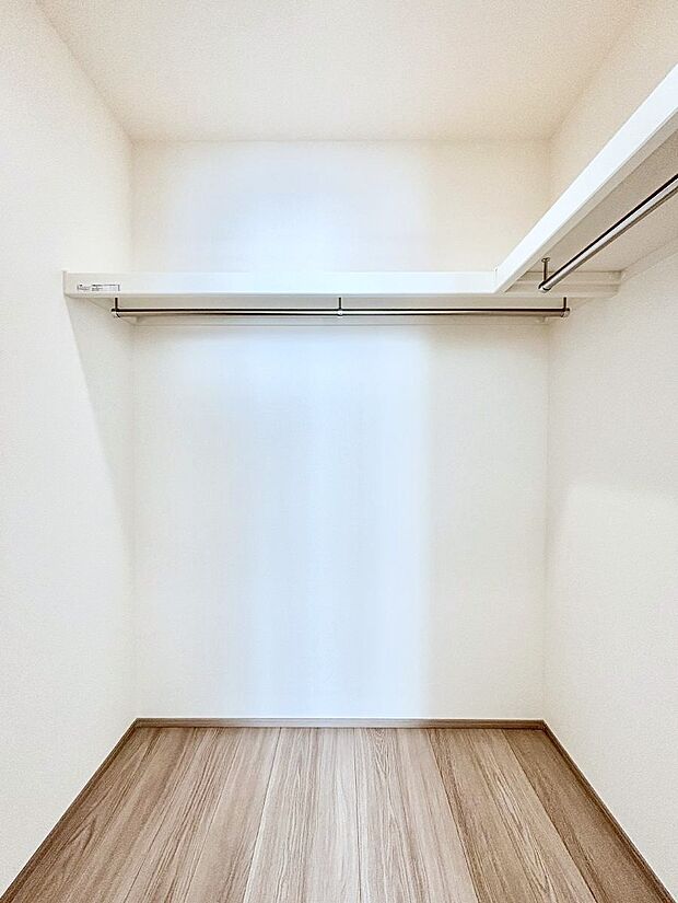 ウォークインクローゼット付きで生活空間を広く利用できます。