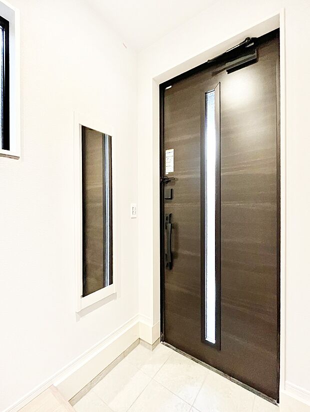 ~Entrance~ 玄関は家の顔といわれますが我が家のセンスをさりげなく感じさせる魅力ある玄関造りも楽しみの一つ。帰宅する度に家族がほっとできる心地よい空間造りも大切ですね♪