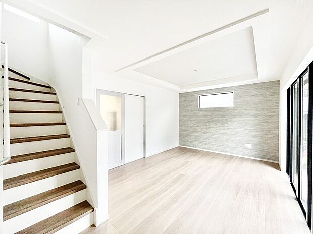 ~Living~ リビングに階段のある間取りです♪家族のコミュニケーションがスムーズに取れますね♪ゆとりある暮らしと心地よい住環境が紡ぐ贅沢な時間をご家族みんなでお過ごし下さい。