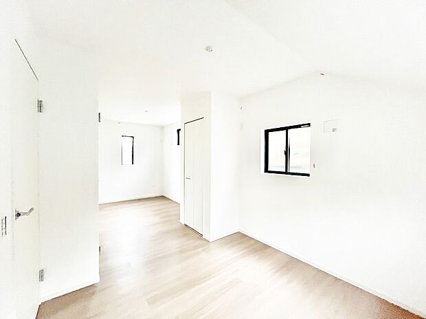 ~Bed Room~ お子様の成長に合わせて住まいのレイアウトも変わります。思春期のプライバシーを重視したり、成長に合わせて机やベットを配置したり。将来を見越しての住まい選びも大切です。