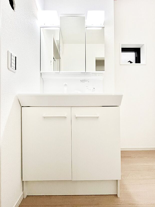 ~Dressing Room~ 暗くなりがちな洗面所も窓があると採光と換気が可能なので気持ちよくお使い頂けます。三面鏡タイプの洗面台は鏡裏収納で散らかりがちな洗面所もスッキリ♪