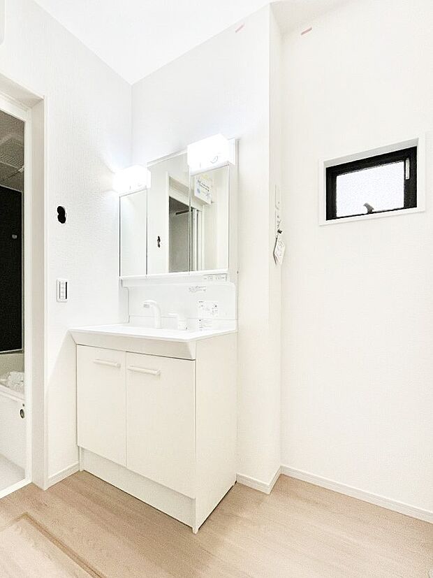 ~Dressing Room~ 清潔感溢れる色合いで統一されていると、スッキリと整った印象をうけます。 鏡の裏にはたっぷりと収納スペースを標準装備! 水廻りは、シンプルかつ機能性を重視して。