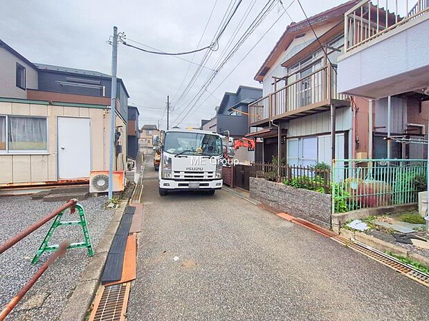 前面道路：南 4m 私道　前面道路は閑静な住宅地をはしる車通りの少ない道路。　駐車の出し入れもらくらくです！ご不明点・現地見学のご希望は、お気軽にお問い合わせください！