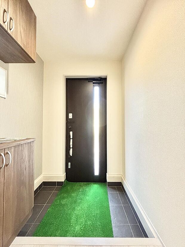 ガラススリットの入った玄関ドアが室内に光を届けてくれます