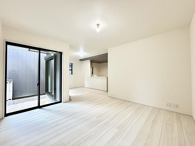 大きな窓からたっぷりの陽光と風を感じられるリビング