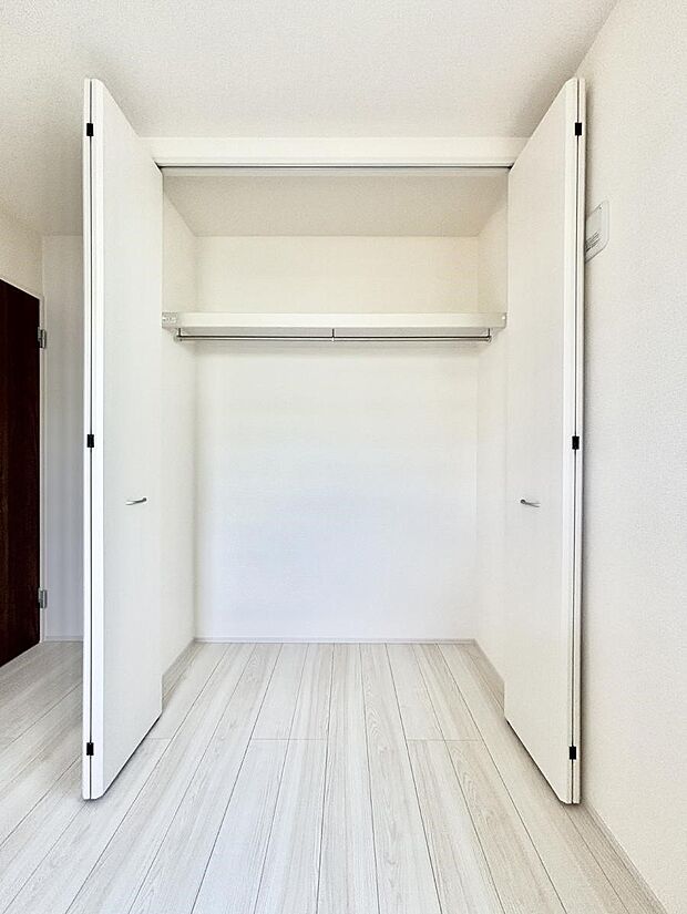 洋室のクローゼット。奥行きがあるので厚手の衣類もすっきり収まります。